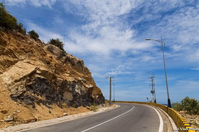 Đi cung đường này, chúng tôi phải vượt qua rất nhiều đèo dốc quanh co uốn lượn. Góc cua này chính là điểm xuất phát cho một chuỗi những con đèo khác nhau.