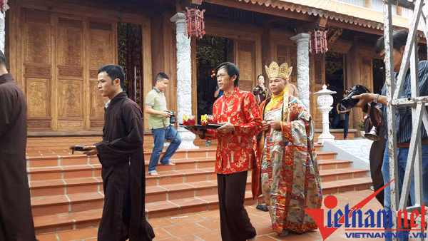 Để công trình hoàn thành như bây giờ, Hoài Linh đã phải mất ăn mất ngủ lo từng li từng tí một. Thời điểm căng thẳng nhất đối với anh là công trình xây dựng được một nửa thì mạng xã hội bất ngờ xuất hiện thông tin dự án nhà thờ Tổ đứng trước nguy cơ phải dỡ bỏ. Có thông tin còn cho rằng, vì thế mà Hoài Linh thất vọng, quyết định trở về Mỹ, thề không quay lại Việt Nam. Tuy nhiên, Hoài Linh đính chính với VietNamNet rằng không bao giờ có chuyện đó, đây là tâm huyết gần 20 năm của anh, làm sao anh từ bỏ được.