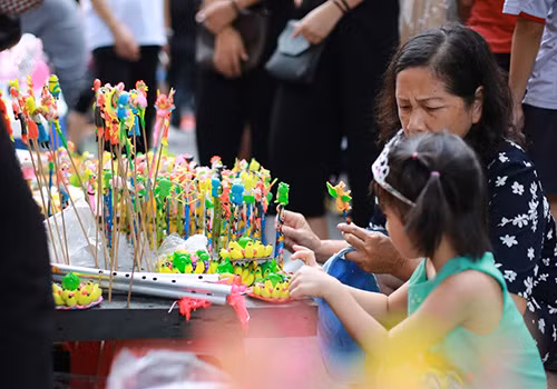 Gian hàng tò he truyền thống của các nghệ nhân làng tò he Xuân La (xã Phượng Dực, huyện Phú Xuyên, Hà Nội) có mặt tại một góc phố cổ.