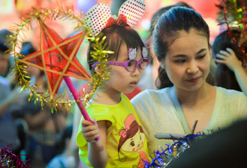 Những chiếc lồng đèn truyền thống với màu sắc rực rỡ luôn nhận được sự quan tâm của các em nhỏ.