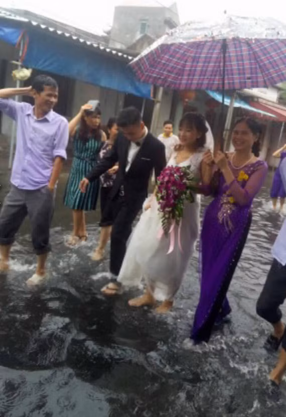 Cô dâu, chú rể quyết định bỏ giầy đi tông.