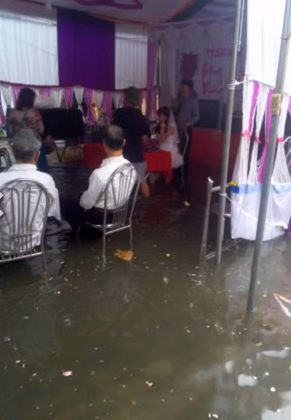 Đám cưới của cặp đôi nhận được sự chúc phúc của bà con, họ hàng và trở nên đặc biệt và đáng nhớ hơn bao giờ hết.