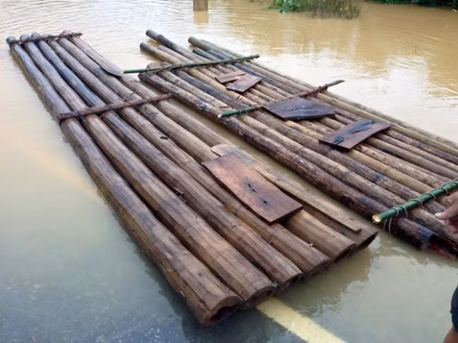 Cận cảnh chiếc bè được sử dụng để đón dâu.