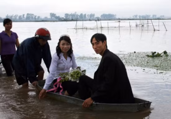 Cũng vào năm 2008, đám cưới của cặp đôi tại Hoài Đức, Hà Nội cũng gặp phải hoàn cảnh tương tự.