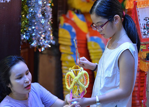 Lồng đèn hình cá chép được nhiều bé gái yêu thích.