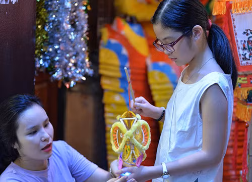 Lồng đèn hình cá chép được nhiều bé gái yêu thích.