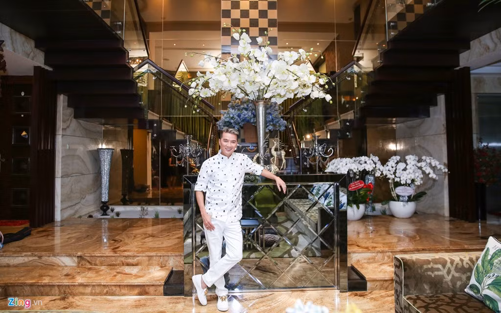 Để có ngôi nhà tiện nghi và lộng lẫy như hiện tại, Mr. Đàm đã phải dành 2 năm xây dựng và trang trí.