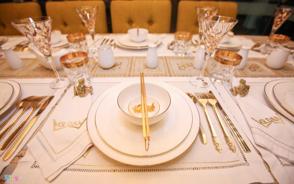 Khăn ăn cũng được in chữ Mr. Đàm.