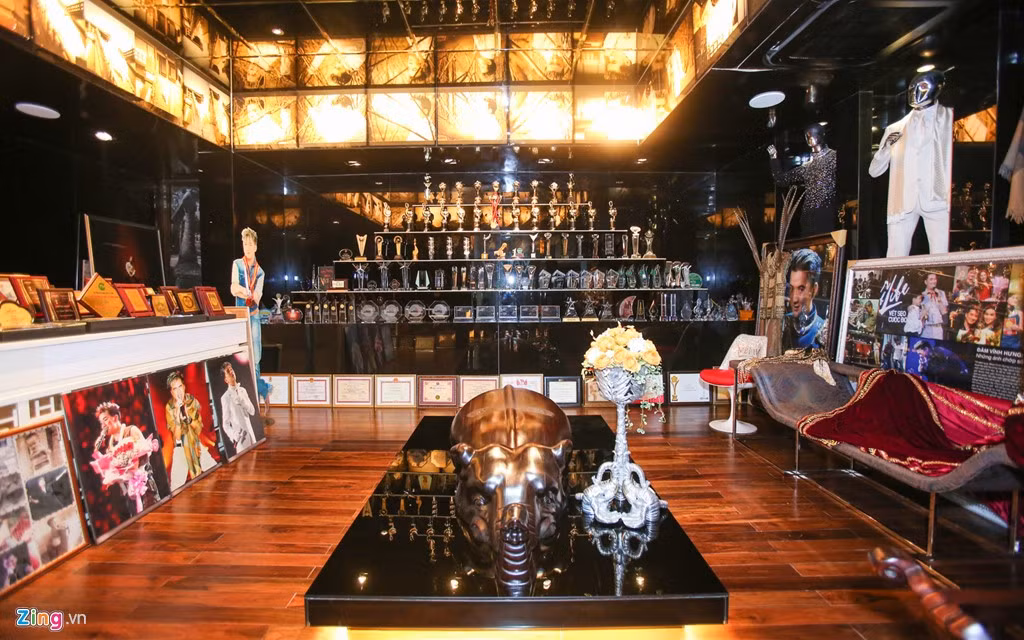 Mr. Đàm dành hẳn một phòng rộng ở lầu 2 để lưu giữ các giải thưởng âm nhạc, trang phục diễn độc đáo của mình.