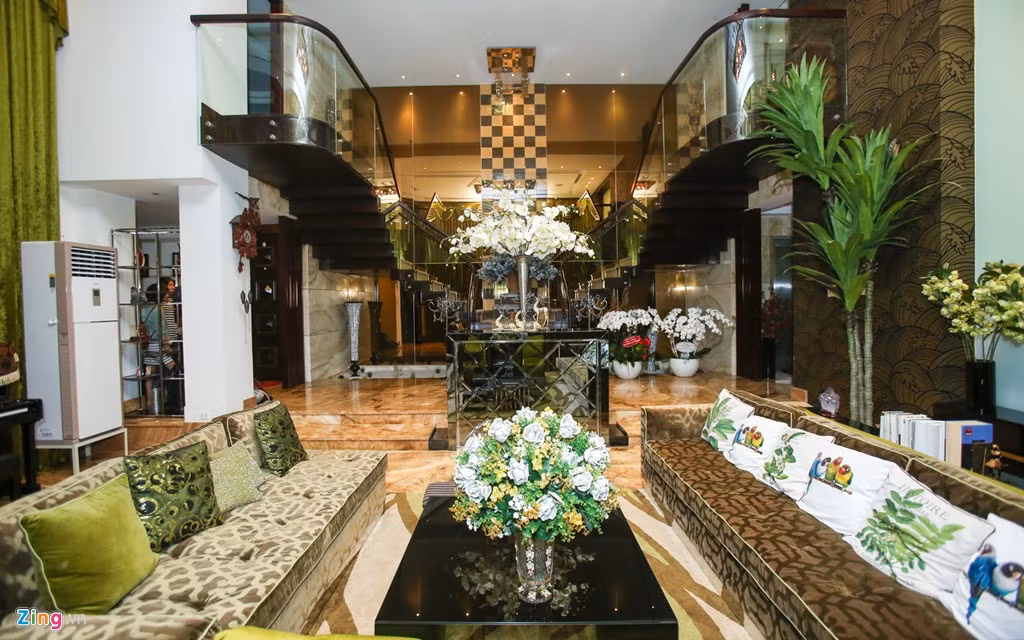 Đàm Vĩnh Hưng mua biệt thự này khoảng 10 năm trước nhưng anh không thích thiết kế cũ của ngôi nhà nên đã đập đi xây lại. "Ai cũng bảo tôi điên vì nhà còn mới, phá đi quá phí nhưng tôi xác định ngôi nhà của mình thì không thể theo thiết kế của người khác", anh nói.