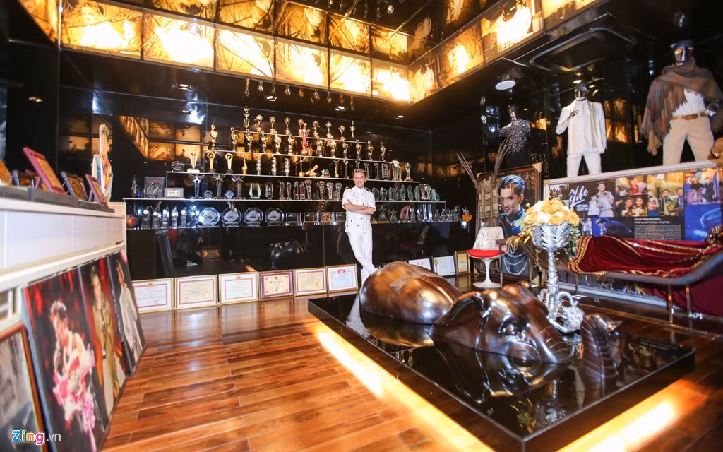 Nam ca sĩ chia sẻ mỗi lần bước vào căn phòng "nghệ thuật" này, anh lại muốn viết tự truyện. Anh dự định sẽ ra mắt cuốn sách về đời mình trong thời gian tới.