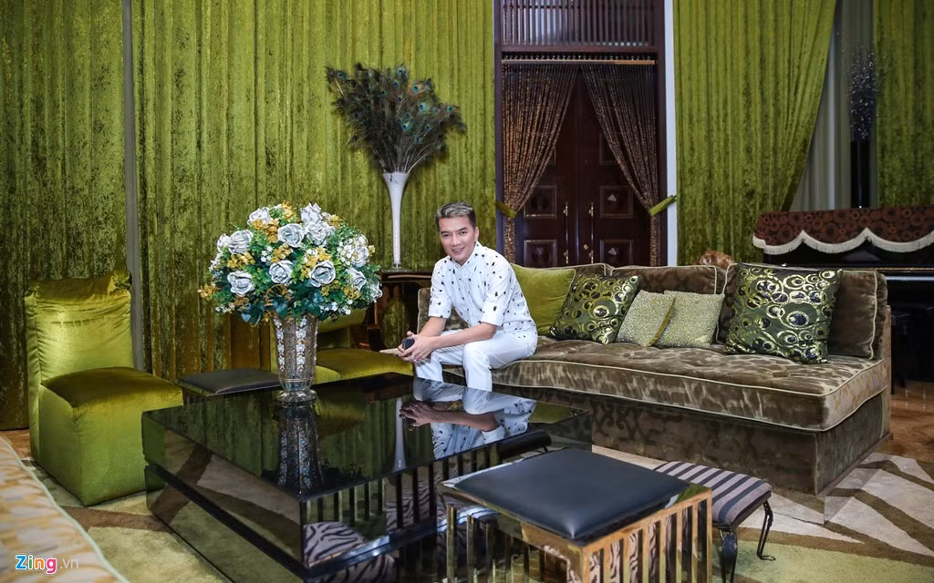 Ông hoàng nhạc Việt Đàm Vĩnh Hưng cho rằng việc sống trong căn nhà tiện nghi là phần thưởng cho những cố gắng cũng như sự trả giá trong nghề của anh. Khi rảnh rỗi, anh thường sắp xếp, trang trí lại nhà cửa. Mỗi năm, anh lại khoác áo mới cho ngôi nhà bằng cách thay rèm cửa, vải ghế sofa...