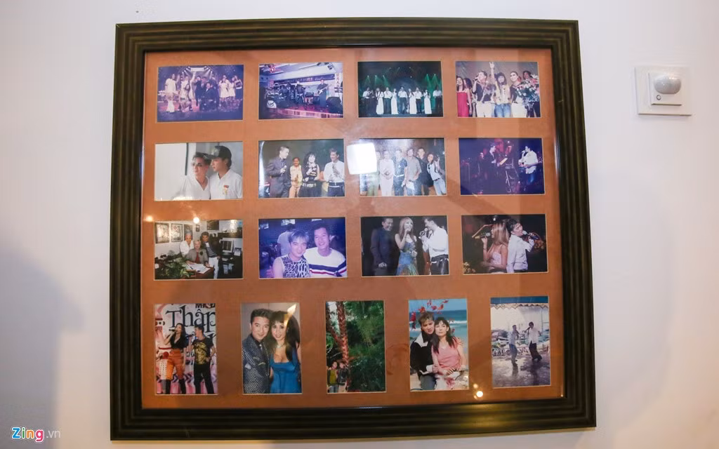 Những tấm hình chụp chung cùng bạn bè, đồng nghiệp khi đi chơi, đi diễn qua nhiều năm được Đàm Vĩnh Hưng xếp cẩn thận trong các khung hình gỗ treo dọc lối cầu thang. Ngay cả hình chụp với ca sĩ Phương Thanh - người có mâu thuẫn với anh cũng vẫn được giữ lại.