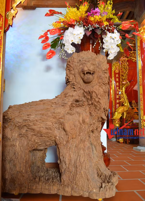 Đồ trang trí trong nhà toàn bằng gỗ và đồng.