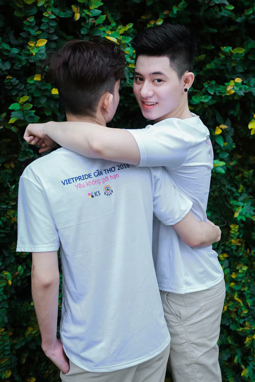 “Anh ấy khờ và thành thật lắm. Chúng tôi yêu nhau bằng sự trân trọng, biết ơn chứ không đơn thuần là cảm xúc dạt dào, mãnh liệt như những cặp đôi mới bắt đầu nữa”, Thức nói.