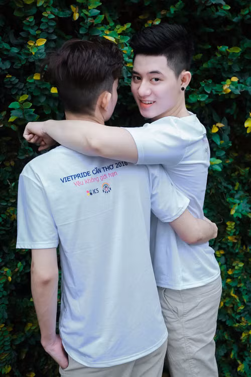 “Anh ấy khờ và thành thật lắm. Chúng tôi yêu nhau bằng sự trân trọng, biết ơn chứ không đơn thuần là cảm xúc dạt dào, mãnh liệt như những cặp đôi mới bắt đầu nữa”, Thức nói.