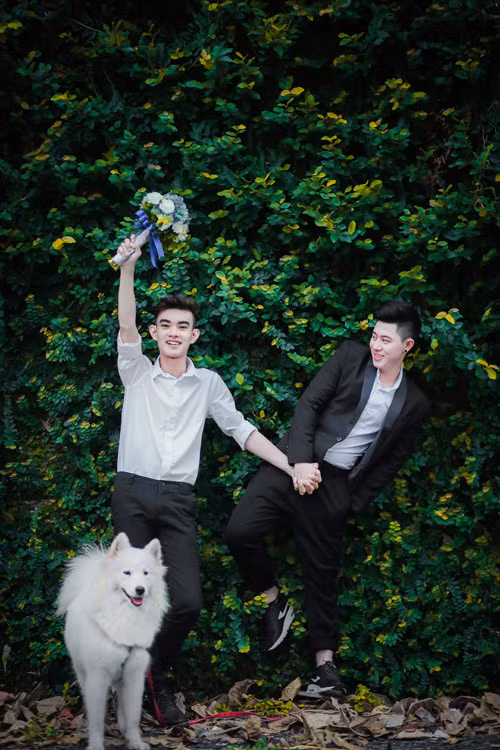 Lúc bị gia đình Thức phát hiện là khoảng thời gian khó khăn nhất của cặp đôi. Bố mẹ Thức coi đồng tính là một căn bệnh nên tìm mọi cách ngăn cấm con trai mình tiếp xúc với người yêu đồng giới. Cả hai phải lén lút gặp nhau, có lúc cùng nhau khóc vì tình yêu không được thừa nhận.