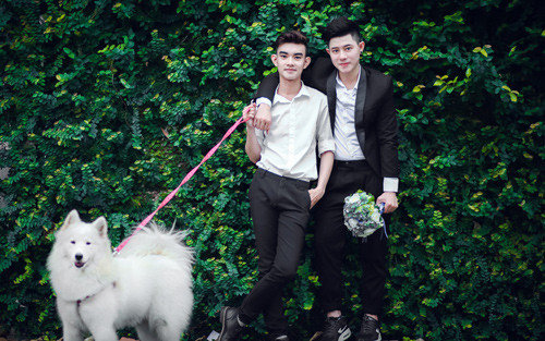 Cả hai đã quen và yêu nhau được ba năm. Trong khoảng thời gian ấy, cặp đôi Cần Thơ trải qua nhiều cung bậc cảm xúc, có lúc tưởng chừng không thể đến được với nhau do rào cản gia đình và xã hội. Nhưng tình cảm sâu đậm đến mức “sinh ra để dành cho nhau” đã giúp họ vượt qua tất cả, trở thành cặp đôi “trai đẹp” khiến nhiều người ghen tị.