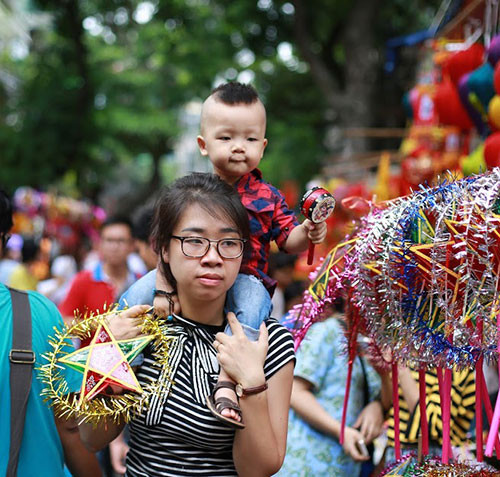 Đồ chơi truyền thống ngập tràn trên các tuyến phố Hàng Mã...