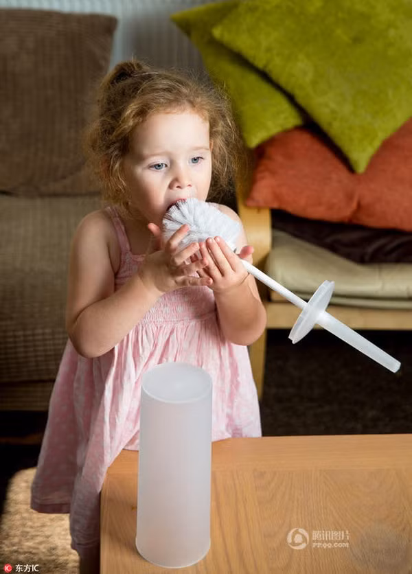 Lily Mullins (2 tuổi), sống tại Surrey, Anh chỉ thích ăn những đồ vật thường dùng trong sinh hoạt hàng ngày như: bàn chải, bông tắm, quần áo, bọt biển, vải nhung... Thậm chí, khi cha mẹ không để ý, cô bé còn nhai tóc của em gái.