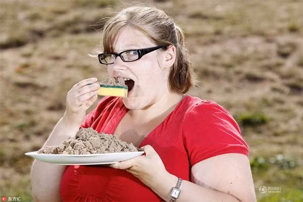 Kelly-Marie Pearce (28 tuổi) sống tại Wolverhampton, Anh chỉ thích ăn bọt bong bóng xà phòng và cát trong thời gian mang thai.