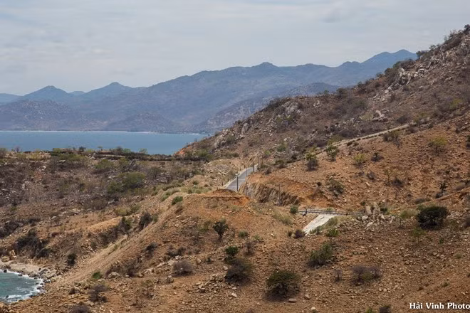 Đường đi rất vắng vẻ, một bên là núi cao, bên còn lại là đại dương xanh thẳm, cứ lên rồi xuống dốc, lâu lâu mới thấy một xe máy đi ngược chiều lại.