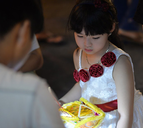 Các bé gái xúng xính trong những bộ váy đẹp xuống phố vui trung thu.