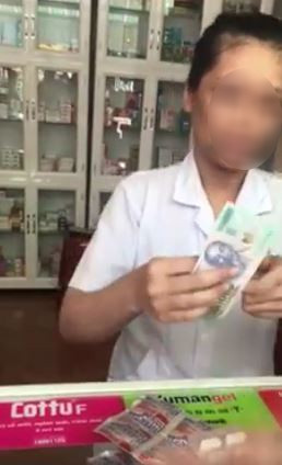 Buc xuc nhan vien quay thuoc o Hoi An chat chem khach Tay-Hinh-4