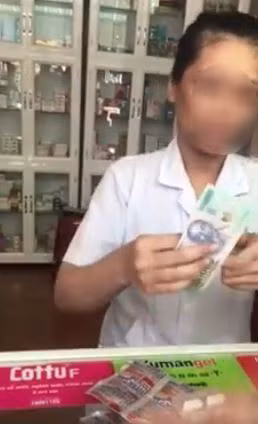 Buc xuc nhan vien quay thuoc o Hoi An chat chem khach Tay-Hinh-4