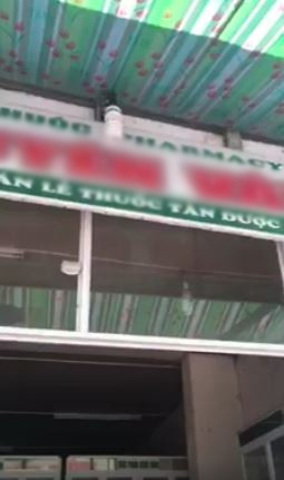 Buc xuc nhan vien quay thuoc o Hoi An chat chem khach Tay