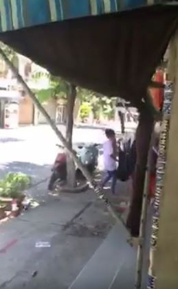 Buc xuc nhan vien quay thuoc o Hoi An chat chem khach Tay-Hinh-2