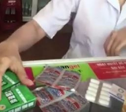 Buc xuc nhan vien quay thuoc o Hoi An chat chem khach Tay-Hinh-3