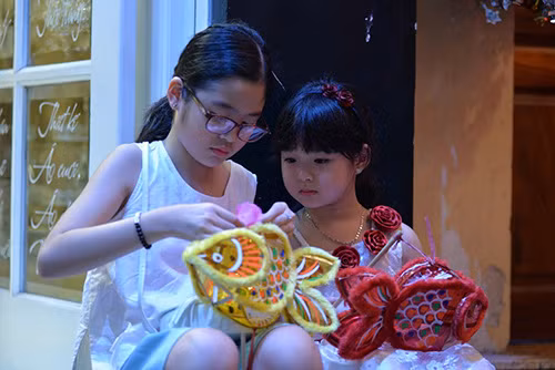 Mỗi chiếc lồng đèn như thế này có giá từ 50 - 70.000 đồng.