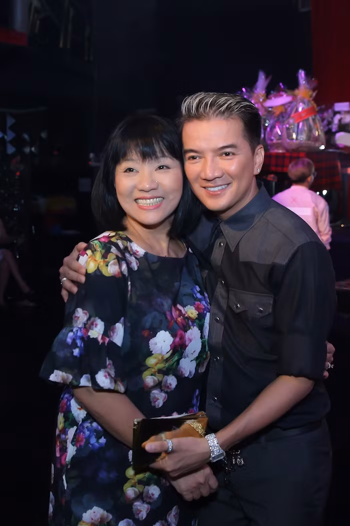 Cẩm Vân. Sau nghi thức dâng hương cúng Tổ, Mr Đàm và Ban tổ chức mời các nghệ sĩ ở lại dùng buổi trưa thân mật.