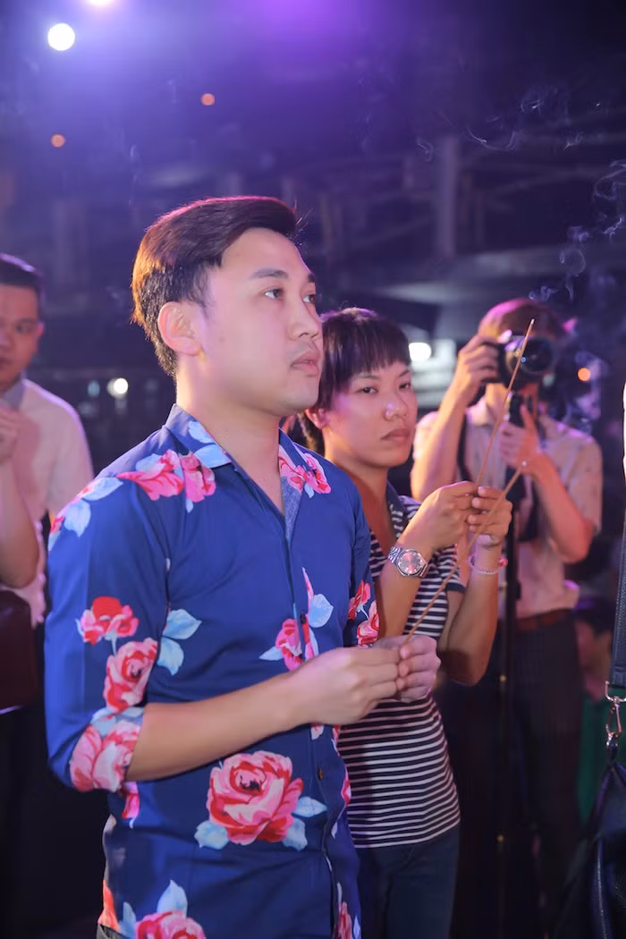 Don Nguyễn. Với riêng ngành sân khấu nói chung, nghi lễ cúng Tổ Nghề luôn là một dịp đặc biệt được giới nghệ sĩ tổ chức rất long trọng vào tháng 8 âm lịch hằng năm.