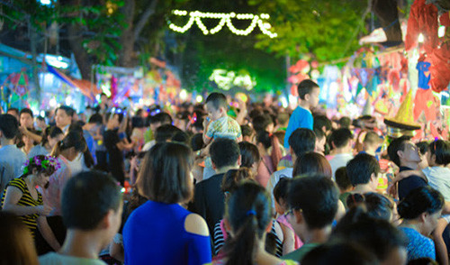 Những ngày này phố Hàng Mã (Hoàn Kiếm) luôn đông đúc các gia đình trẻ đưa con nhỏ tới vui chơi, chụp ảnh. Với sắc màu rực rỡ của những chiếc lồng đèn, những đồ trang trí nhiều màu sắc, Tết trung thu đã tràn ngập trên khắp các phố phường. Nhiều em nhỏ trong bộ trang phục rực rỡ cầm theo đèn lồng, trống,... xuống phố đón trung thu.