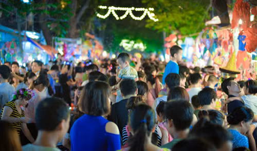 Những ngày này phố Hàng Mã (Hoàn Kiếm) luôn đông đúc các gia đình trẻ đưa con nhỏ tới vui chơi, chụp ảnh. Với sắc màu rực rỡ của những chiếc lồng đèn, những đồ trang trí nhiều màu sắc, Tết trung thu đã tràn ngập trên khắp các phố phường. Nhiều em nhỏ trong bộ trang phục rực rỡ cầm theo đèn lồng, trống,... xuống phố đón trung thu.