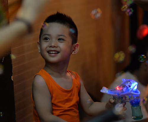 Vui đùa bên bong bóng xà phòng.