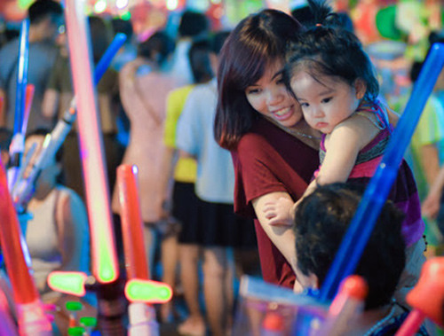 Thích thú với những món đồ chơi xanh, đỏ rực rỡ.