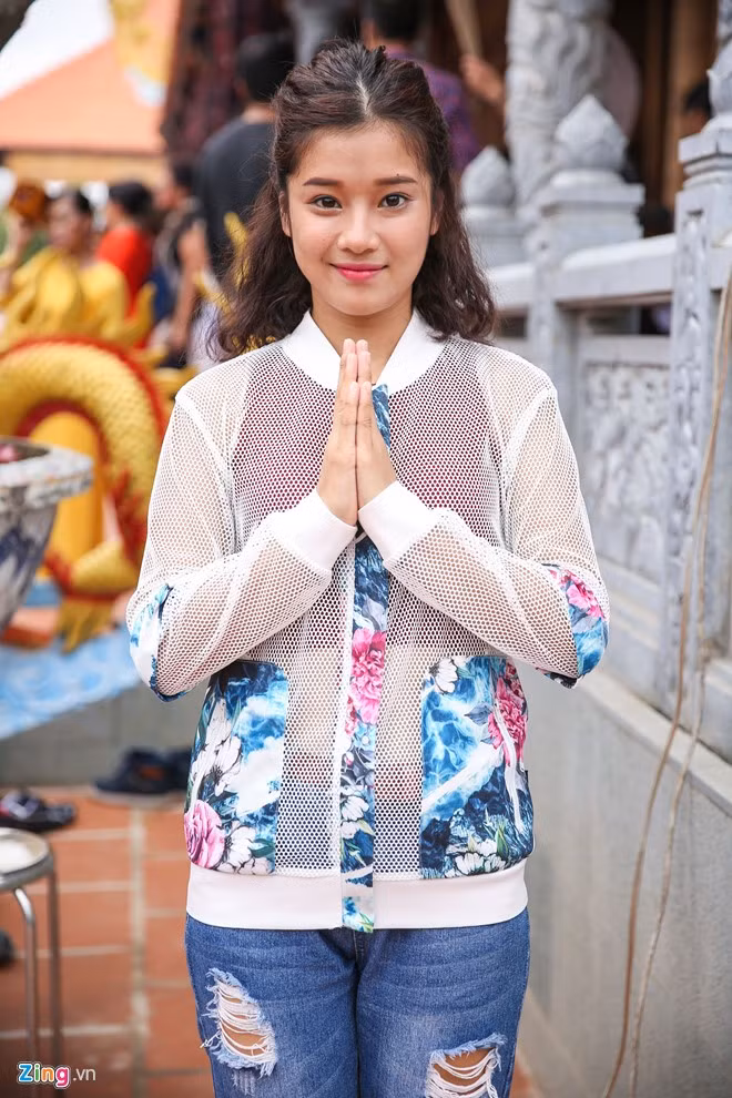 Hoàng Yến Chibi lẳng lặng vào thắp hương cho bàn thờ Tổ.