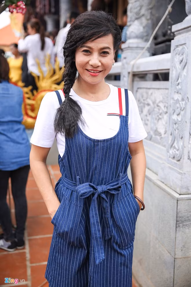 Cát Phượng bày tỏ sự kính phục và hãnh diện vì những gì Hoài Linh đã làm được cho nghề. Chị và Kiều Minh Tuấn liên tục có mặt ở nhà thờ để phụ đàn anh công đoạn chuẩn bị.