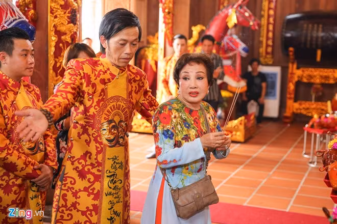 NSND Hồng Nga năm nay đã 71 nhưng vẫn tới thắp hương Tổ nghề. Bà nói mình đã ăn cơm nghệ thuật 55 năm nay nên rất mang ơn Tổ nghề. "Nghề này khó nói lắm, may mắn và rèn luyện bản thân thì chẳng mấy chốc nổi tiếng, nhưng có người đi hát mấy chục năm vẫn không được Tổ đãi", bà nói.