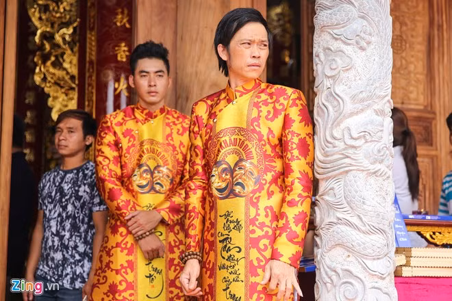 Sáng 12/9, Hoài Linh chủ trì lễ giỗ Tổ nghề Sân khấu tại đền thờ mà anh khởi công xây dựng từ năm 2014 ở ngoại thành TP. HCM. Những năm trước, danh hài cũng được mọi người tín nhiệm giao tổ chức lễ cúng Tổ tại các sân khấu Trống Đồng, 126, Nụ cười mới...