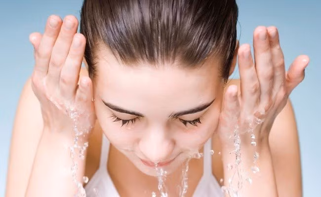 Dùng nước lạnh: Bất cứ khi nào cảm thấy mỏi mắt, hãy dùng nước lạnh vỗ lên mắt. Cách này giúp cơ quanh mắt thư giãn và ngăn ngừa xảy ra bọng mắt. Ảnh: Homeremediesauthority.