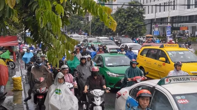 Tuyến đường này được chia làm 4 làn xe (2 làn ô tô, 1 làn hỗn hợp và 1 làn cho xe máy) trên mỗi chiều di chuyển.