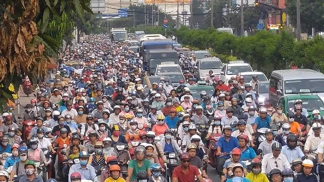 Làn đường hỗn hợp và đường dành cho xe máy kín đặc nên xe máy chèn ép ô tô bằng cách chạy tràn qua làn đường ô tô.