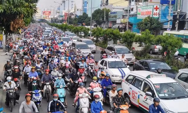 Ô tô đi đúng phần đường quy định.