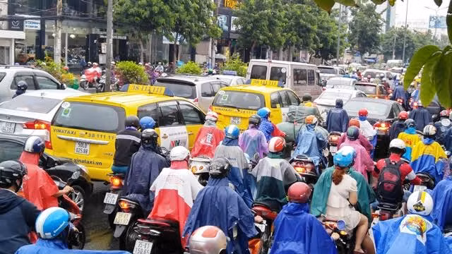 Xe cộ ken đặc trên đường, di chuyển rất chậm.