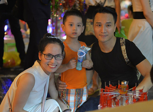 Một gia đình trẻ tươi tắn chụp ảnh kỉ niệm tại phố Hàng Mã dịp tết trung thu.