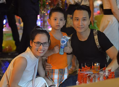 Một gia đình trẻ tươi tắn chụp ảnh kỉ niệm tại phố Hàng Mã dịp tết trung thu.